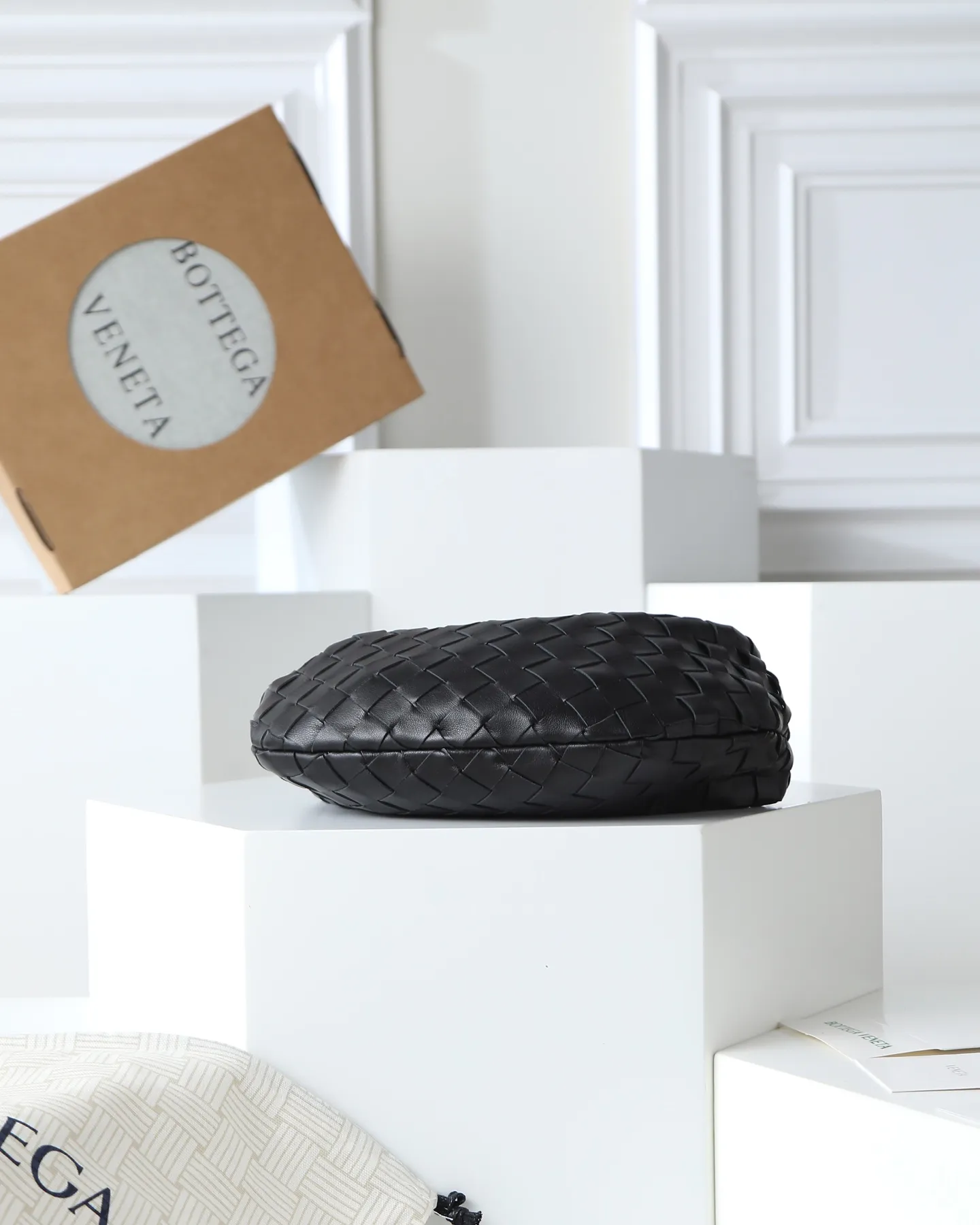 800. Bottega veneta͙.——-The latest braided and knotted hobo🔥 The top-grade lambskin leather is very soft, the bag shape is unique, practical and durable. It retains the traditional weaving elements while being a bit more flamboyant ~ Made of hand-woven sheepskin, zipper opening and closing, curved seamless structure, effortless to match. Highly recommended⚠️⚠️⚠️ The most high-end in the market🌈Welcome to compare [Factory complete package] size: 23x15x5cm.   Model: 651876